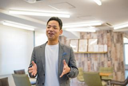 熱弁している代表山本真俊