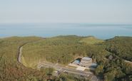 働く環境は世界遺産の中にある知床自然センター。150席ある映画館やTHE NORTH FACE知床店もある