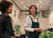 類が運営する4つの直売所。どの店舗も月間利用者数は1万人を超え、農村と都市を繋ぐ場になっています。