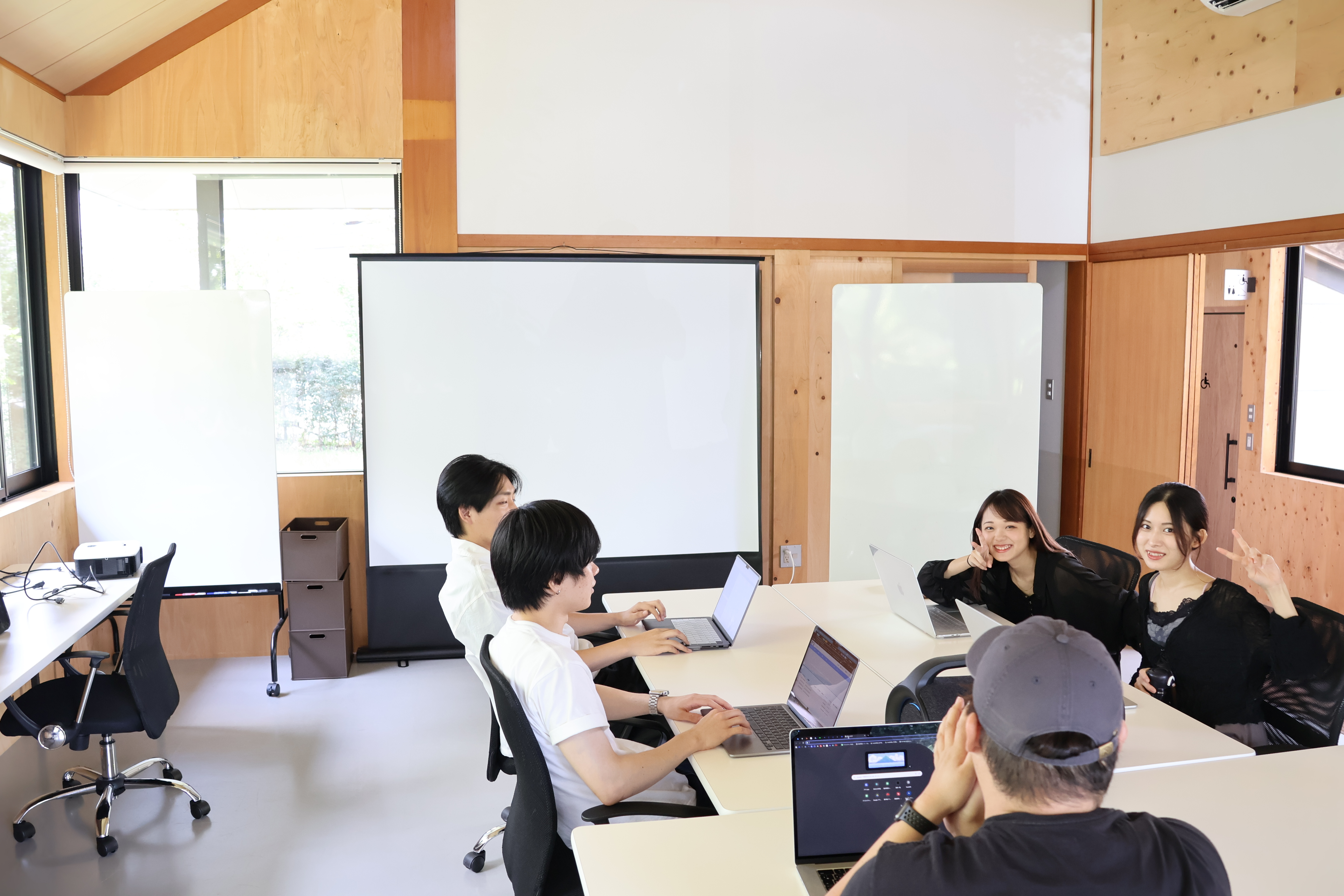 気づけばメンバーは10人。日常の一部をご紹介。