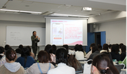 イベントで講演する長嶋代表