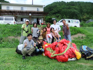 誕生月別旅行ではパラグライダーに挑戦！社長も空を飛びました！会社以外での時間を共有する大切さをいつも実感します。