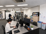 オフィス風景。基本的にはフルリモートでの勤務となるので、オフィスに出社する人数は少ないですが、出社時はオープンなコミュニケーションがとれるように島を作っています。