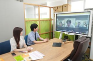 社内ミーティングも行いながら、役割を分担して進めます。