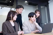 オフィスで働く様子