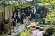 時にはオフィスを飛び出して、みんなでアイデア出しをすることも。