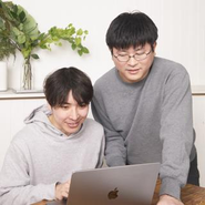 開発状況を共有中のエンジニア：松田と薬剤師目線でコメントする小野。自称「ITオタク薬剤師」を名乗る小野は、薬剤師知見と元々のIT好きを活かし、プロダクト企画にも積極的に関わっている。