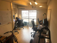 小さなオフィスですがこだわりの空間です。オフィスのデスクは特注。チェアもハーマンミラーやオカモトなど、仕事をしやすい環境をつくっています。