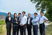 メンテモには、山梨・甲府と東京、二つのオフィスがあります。現場に最も近い甲府と、人と情報が集まる東京。それぞれの強みを活かし、机上では見えない課題に手を動かしながら、機会のある場所へ事業を広げています。どちらの拠点でも、前例のない仕事に本気で向き合う仲間を募集しています。