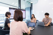 「プロジェクト報酬の80%はエンジニアに還元」エンジニアが満⾜して働けるよう、明確な給与体系をとります。業務に納得し専念できることでモチベーションも作業の質も⾼まり、結果としてお客様にご満⾜いただけると考えています。