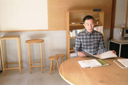 事務所で商品企画中