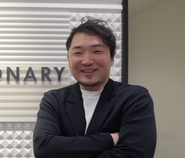弊社代表、山本です。世界で活躍する会社にするため、常に挑戦をしています。