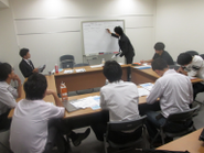 こちらは人材育成プログラムの一コマです。新人特別研修からはじまり、成長変遷に合わせた各フェーズごとに、育成講義を行います。半強制参加です！内容は、考え方・能力・の開発とキャリアプラン作成など、質の高いセミナーを開催していきます！社会人向けに作っている高度なものを、学生向けに噛み砕いています！本来であれば高い料金をいただけると思っていますが、当然大学生の皆さんは無料です！！！