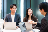 入社当初は先輩とタッグを組んでクライアントへ提案していきます。1年目からフロント担当として沢山の経験を積むことができます。