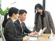 社内の多様なチームと協働しながら、仕組みやルールを“ゼロからつくる”場面も多くあります。