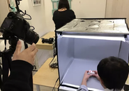 ３年ほど前からはじめたオンライン教育支援サービス「グーテンラーニング」では、新型コロナウイルス感染症の感染拡大によって必要性が増した教育事業のオンライン化をお手伝いしています。講座内容を含む事業設計から、動画教材制作・配信まで二人三脚でご一緒することが多いです。（こちらの写真は2019年のものです。現時点ではオンライン取材を中心に、一部撮影でリアルを併用しています）