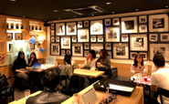 Realiserに登録しているインフルエンサーがカフェの1日店長として仕事をしました。有名インフルエンサーだとフォロワー数は8万を超えており、1日カフェを運営すると数百名が来場されます。