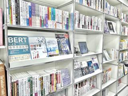 自由に使える最新のタブレット端末、最新のPC等、専門的な書籍や雑誌などを多数用意しています。