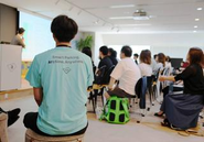 半年に一回、大阪本社のオフィスで半期の戦略発表会を実施しています。リアルのやりとりを通じて、普段関わりがない社員とのコミュニケーションも大切にしています。