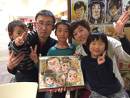 カップルの記念日や結婚の記念、ご家族の記念など、心に残る似顔絵を商業施設や結婚式場などで今にも動き出しそうな楽しい似顔絵を描いています。
