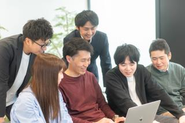 ITソリューション部はソフトウェアやシステムの開発、保守、運用業務においてエンジニアの技術力を提供する事業を手掛けています。特徴は一人ひとりの成長に重きを置いた『エンジニアラボ』の運営。エンジニアが自らの知的好奇心を満たすために、自発的にシステムの開発や新技術の習得、最先端分野の研究などを行なっています。