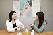 韓国コスメ好きの20代～30代社員が多数