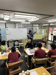 社内勉強会のお写真です。共同学習・共同成長が強みです♪