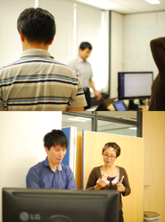 スタンドアップミーティング中。ミッション遂行の為に、毎日のコミュニケーションは欠かせません。