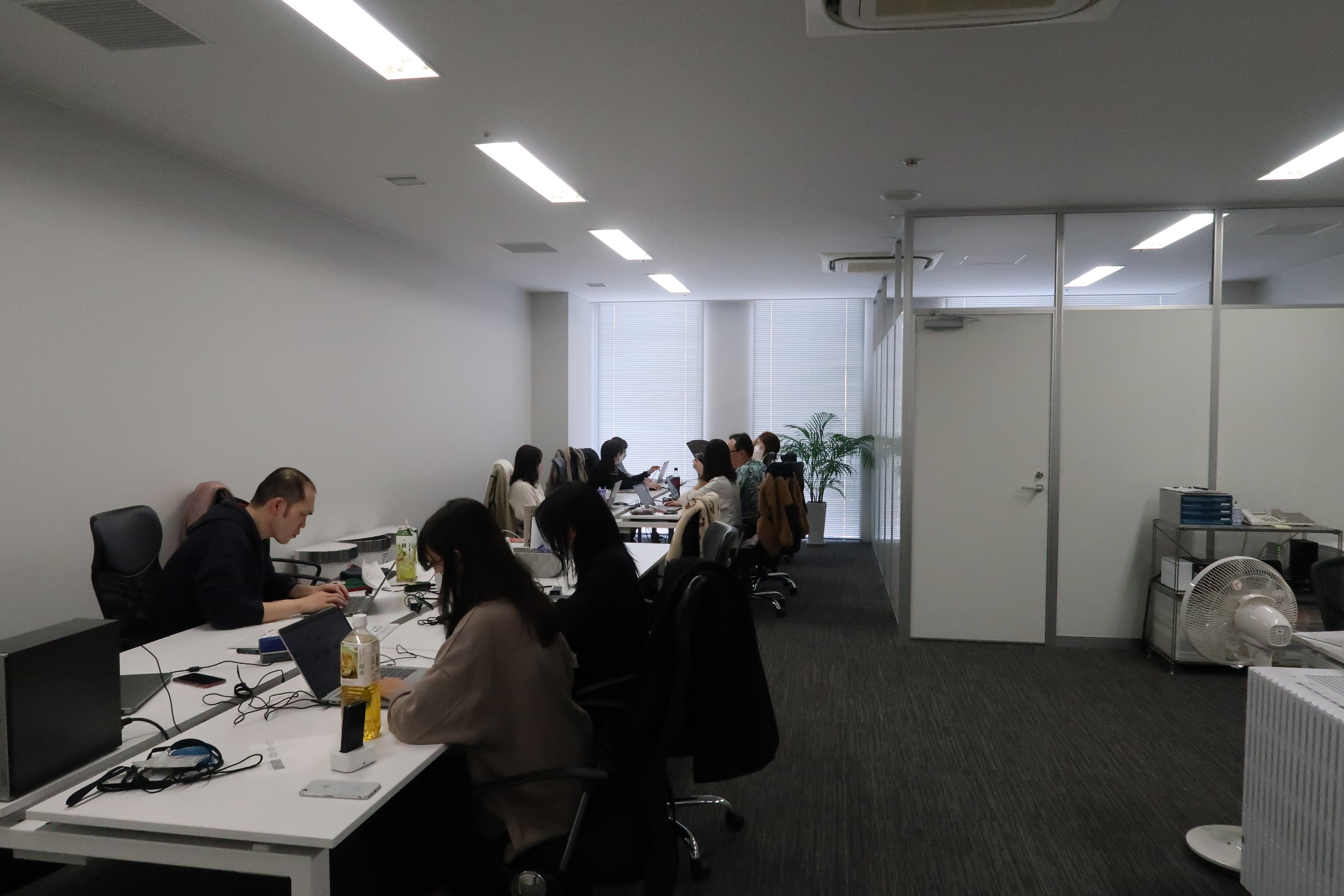 オフィスにの本店 弊社のタレントがあまり使い方がわかっていない紐 微妙に視線合ってない笑