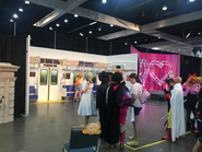 アニメでよく見る日本ならではの背景を用意しコスプレ撮影