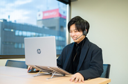オンラインで学生と面談中のキャリアアドバイザー