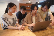 とにかくチームワーク！活気あるチームのリーダーを募集中です。