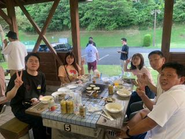 社員仲良く、年1～2回の社員旅行や月1～2回支店でミーティングを行っています。