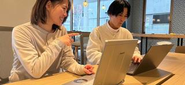 「こうしたら、もっと良くなる」を一緒に考える。 CLOVERでは、年齢や役職に関係なく、それぞれのアイデアを出し合いながら仕事を進めています。  現場で感じたこと、やってみたいこと、もっと良くしたいこと。小さな気づきも、誰かに伝えてみるところから新しい仕事や役割につながっていきます。  自分の考えを持ち、仲間と一緒に形にしていく。 そんな働き方を大切にしています。