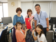 目標達成のお祝いとして編集部みんなで記念撮影！