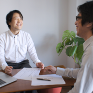 社内での打ち合わせ風景です。