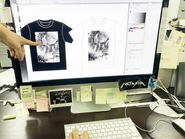 作品の魅力を最大限グッズに落とし込めるよう、社内デザイナーとデザイン制作を行います。