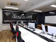 高性能なパソコンを導入したり、モニターを揃えたりし、業務環境を整備しています。