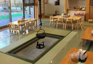 食堂には囲炉裏を設置し、日本文化を身近に感じられるように