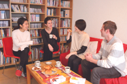 教室のサロン風景。フランス人講師は生徒さんにとって身近な存在。