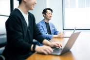 代表との距離は、驚くほど近い。 役職に関係なく、良いアイデアは即採用。代表の鍛治も現場の声を大切にしており、活発な議論のなかから新しいサービスや仕組みが次々と生まれています。