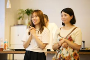 オフラインイベントで受講生スピーチを見守る代表小林(左)と英語コーチ(右)