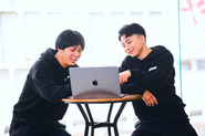 エンジニアと営業担当が協力し、プロジェクト内容やキャリアプランについて相談をしています。エンジニアが安心して活躍できるように、営業担当がしっかりとサポート。「どんなプロジェクトが自分に合うのか？」「スキルアップのためには？」 そんなエンジニアの悩みに寄り添い、最適な案件を提案するのが私たちの役割です。