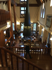 「森の国ホテル」にある存在感抜群の暖炉。ここで語らうお客様の様子をイメージしながら、プロジェクトは走っています。新型コロナウイルスの状況次第ですが、概ね1年後のリブランディングオープンを目指しています。先行オープンした「水際のロッジ」とはまた違ったコンセプトで生まれ変わる予定です。