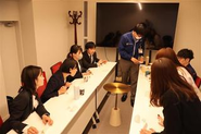 新入社員との交流を深めるために、昼休みにボードゲームをしています。在籍中の社員ともゲームを通して会話をすることで距離が縮まり入社直後の緊張が少し和らぎます。ボードゲームはほとんど毎日開催されていて参加は自由！今後もコミュニケーションを深めるために誰でも使用できるボードゲームを9種類追加で購入しました。