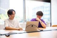 光が入る明るいミーティングルームで前向きな打ち合わせができます！
