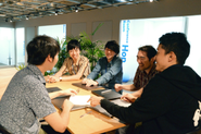 各部署への配属前に新入社員プロダクトマネージャー研修を行いました。ウェブサイトの企画や設計を担うPMとして自力で企画や設計が出来るようになるための基本的スキルの習得を、約1ヶ月半という短期間で習得するプログラムです。
