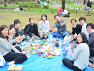 お花見の時の風景です。メンバーは仲が良く、このような機会がたくさんあります！