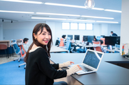 年次や職種は、評価や活躍機会に全く関係ありません。一人ひとりが自分の価値を発揮すること。それを平等に称賛し、促進していくような制度を整えています。