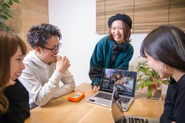 【入社後の教育・研修】最初はビジネスマナー、社会人としての立ち振る舞いなど基礎的な研修を実施します。その後は先輩がメンター（教育係）として付くので、業務をしながら仕事を覚えていくスタイルです。約3～6ヶ月くらいでの一人立ちを想定しています！